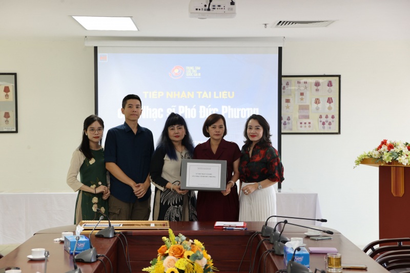 Tiếp nhận tư liệu gốc các sáng tác nổi tiếng của nhạc sĩ Phó Đức Phương - 1