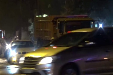 Hà Nội: Xe tải lớn, xe trộn bê tông "lộng hành" trong giờ cấm