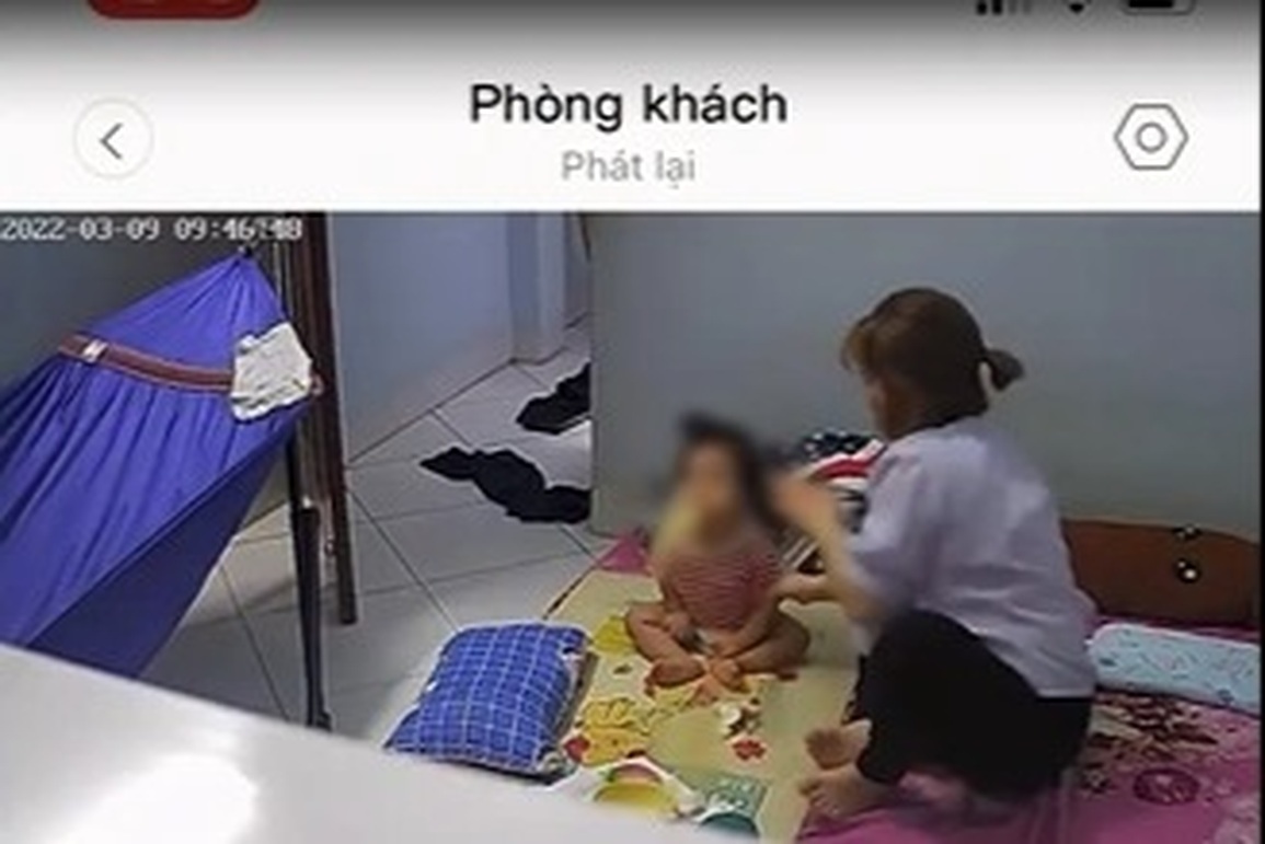 Bé 11 tháng tuổi bị tát liên tục vào đầu, bảo mẫu nói vỗ nhẹ để dỗ cho ăn - 1 Bé 11 tháng tuổi bị tát liên tục vào đầu, bảo mẫu nói vỗ nhẹ để dỗ cho ăn - 1
