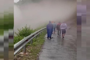 Kiểm tra điểm sạt lở, tổ công tác công an xã suýt bị đá rơi trúng