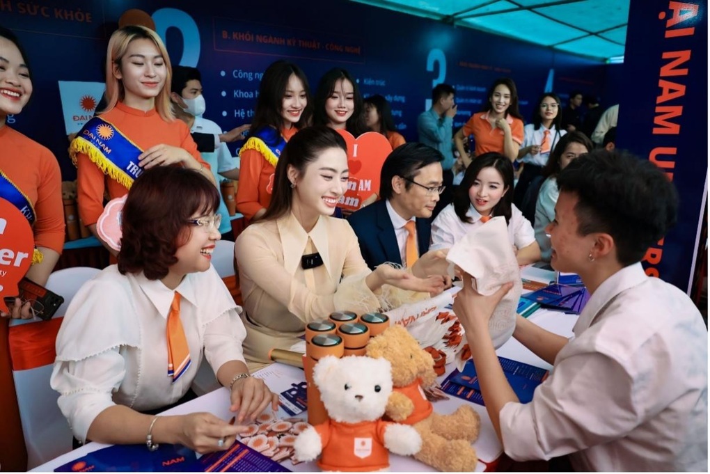 Vẻ đẹp tri thức của Hoa hậu Lương Thùy Linh trong sự kiện quy tụ hơn 25.000 sĩ tử - 1 Vẻ đẹp tri thức của Hoa hậu Lương Thùy Linh trong sự kiện quy tụ hơn 25.000 sĩ tử - 1