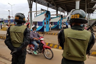 Cảnh sát vây kín trạm BOT Biên Hòa trong ngày đầu thu phí trở lại