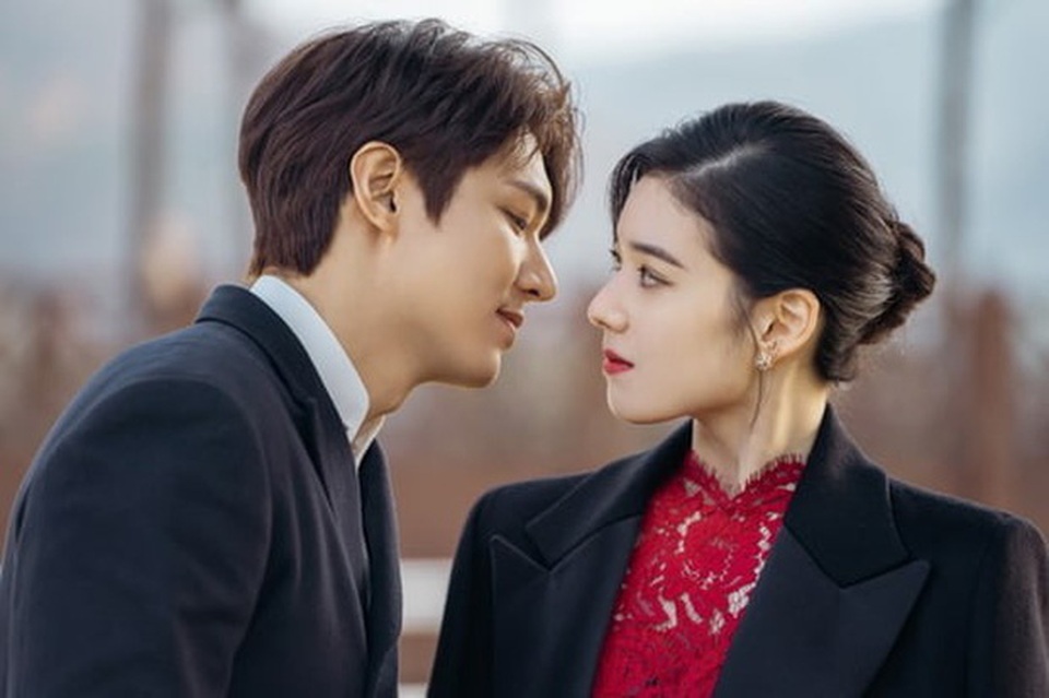 Lee Min Ho hút fan khi cưỡi ngựa trên đường phố - 9 Lee Min Ho hút fan khi cưỡi ngựa trên đường phố - 9