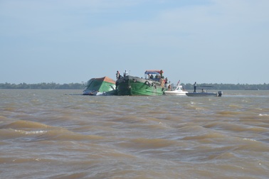 Lật xà lan trên sông, 2 cháu bé mất tích