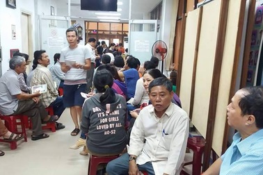 Chen chân xếp hàng đăng ký học thêm hè cho con