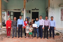 Hai cháu bé mồ côi đón nhận gần 300 triệu đồng từ tấm lòng bạn đọc Dân trí