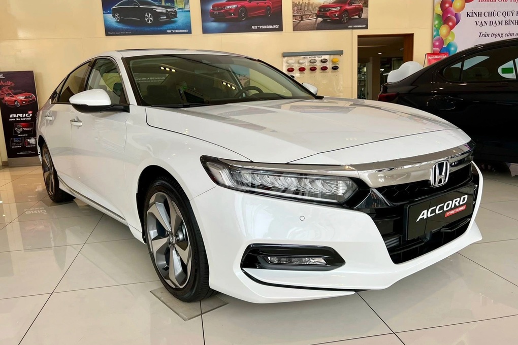 Đối thủ của Toyota Camry chạm “đáy” mới, hạ giá gần 300 triệu đồng - 1 Đối thủ của Toyota Camry chạm “đáy” mới, hạ giá gần 300 triệu đồng