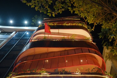 Quán cà phê "khoác" lưới thép mềm mại, giúp giảm bức xạ nhiệt