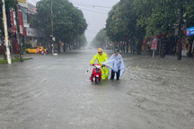 Trận mưa lớn hiếm gặp khiến đường phố thành Vinh ngập sâu