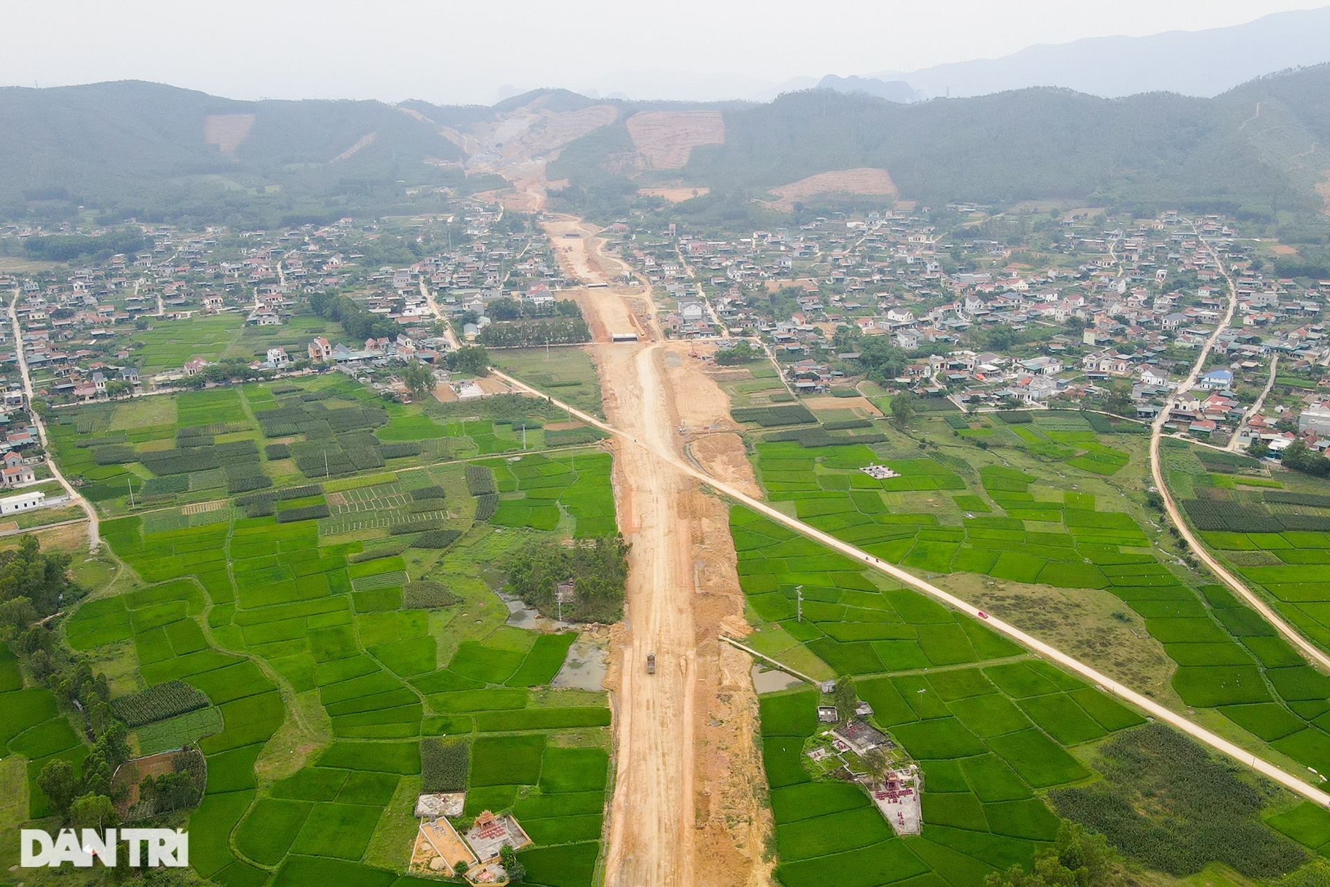 Thảm những mét đường nhựa đầu tiên trên cao tốc Ninh Bình - Thanh Hóa - 11 Thảm những mét đường nhựa đầu tiên trên cao tốc Ninh Bình - Thanh Hóa - 11