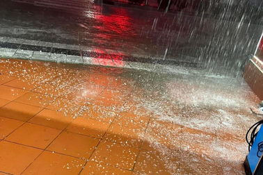Mưa đá xuất hiện ở Điện Biên, quật gẫy cây, gây ngập úng