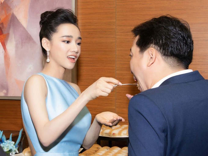 5 lần 7 lượt được Trường Giang yêu chiều, Nhã Phương hiếm lắm mới lộ khoảnh khắc săn sóc ông xã nhưng ai dè gây sốt luôn - Ảnh 6. 5 lần 7 lượt được Trường Giang yêu chiều, Nhã Phương hiếm lắm mới lộ khoảnh khắc săn sóc ông xã nhưng ai dè gây sốt luôn - Ảnh 6.