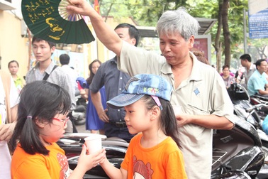 Mát lòng những cốc trà “tiếp sức mùa thi” từ các em nhỏ