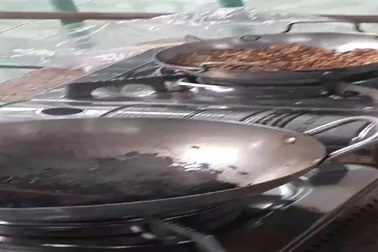 Clip quay cảnh gạo nghi vấn giả cháy khét đen sánh cục ở Đồng Tháp (clip do chủ nhà cung cấp)