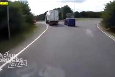 Kinh hoàng khoảnh khắc container đổ nhào khi vào cua, đè bẹp xe bên cạnh