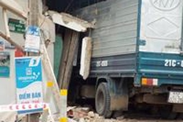 Tài xế ngủ gật, xe tải đâm sập nhà dân