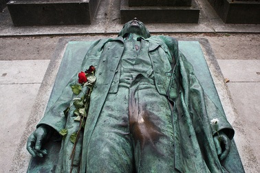 Bộ phận "nhạy cảm" của bức tượng bị sờ đến nhẵn thín