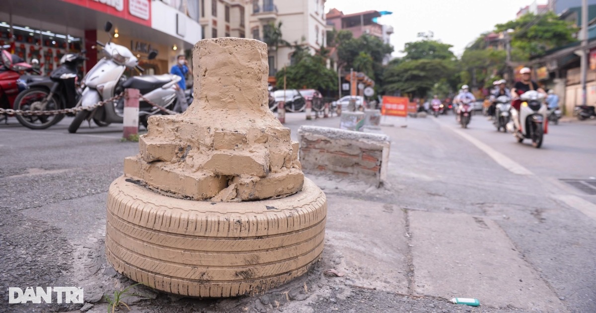 5 trụ bê tông bất ngờ "mọc lù lù" trước khu chung cư ở Hà Nội