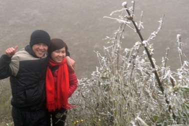 Giới trẻ thích thú ngắm băng tuyết ở Sa Pa