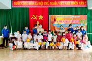 Trao hàng trăm suất quà Tết trung thu tặng trẻ nghèo