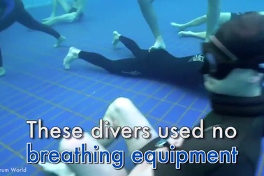 Thán phục màn thực hiện “thử thách mannequin” dưới bể bơi