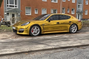 Xe hơi dát vàng bị cảnh sát giữ vì quá “chói lóa”