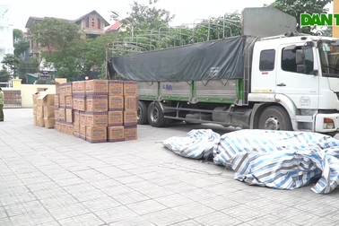 Bắt giữ 10 tấn bánh kẹo không rõ nguồn gốc tại bãi cảng Hà Nội