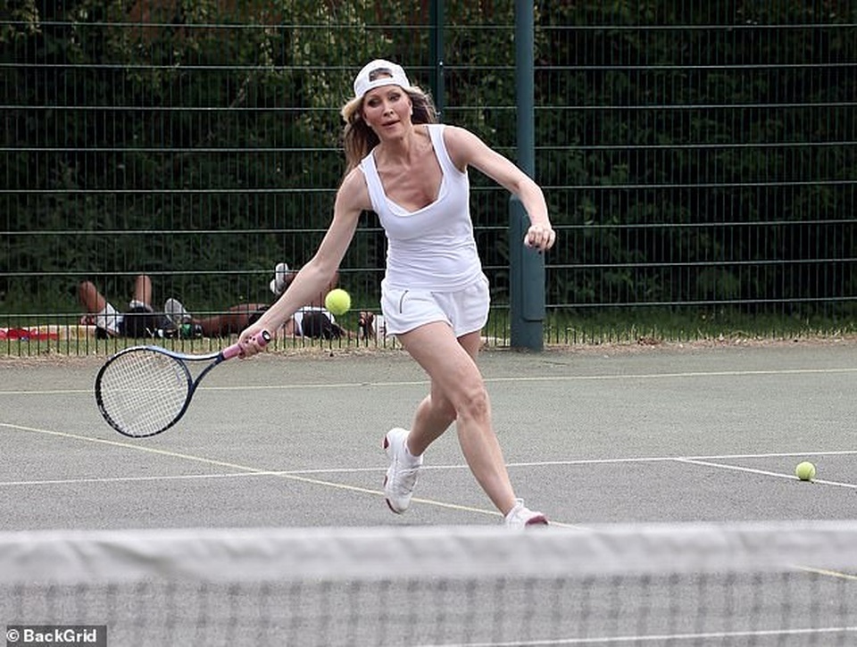 Người mẫu U50 trẻ trung trên sân tennis - 1 Người mẫu U50 trẻ trung trên sân tennis - 1