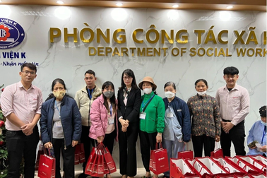 Yến sào Nam Dược thăm và tặng quà bệnh nhân ung thư dịp Tết Giáp Thìn