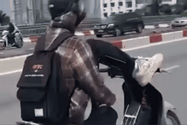 Xác minh hình ảnh thanh niên lái xe máy bằng chân trên cầu vượt ở Hà Nội