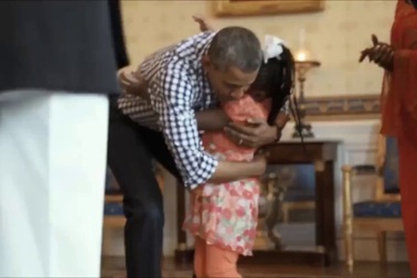Bé gái được mời đến Nhà Trắng sau video nức nở vì Tổng thống Obama sắp mãn nhiệm