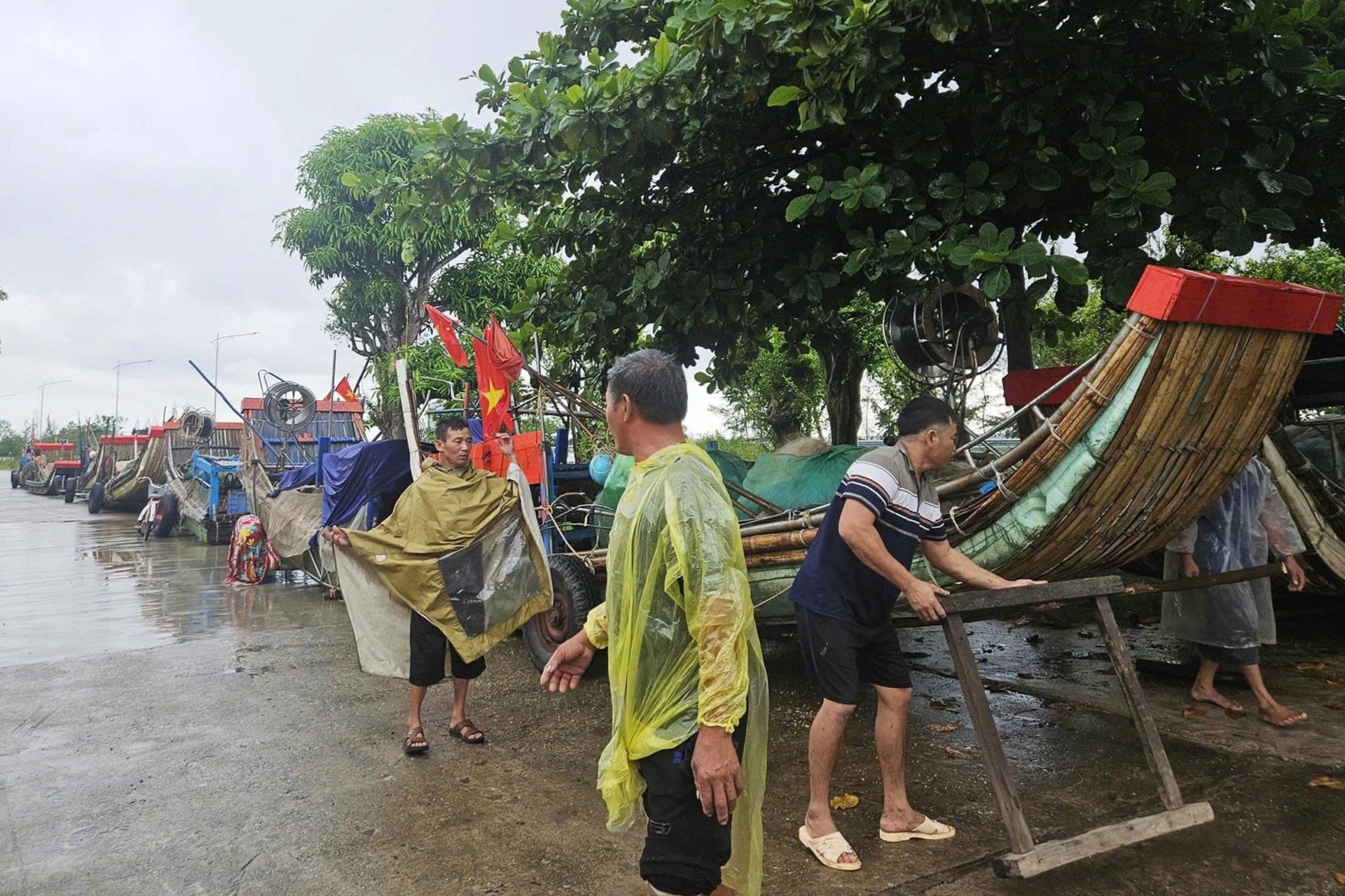 Ngư dân chi tiền triệu thuê xe cẩu thuyền lên bờ tránh bão Bualoi - 5 Ngư dân chi tiền triệu thuê xe cẩu thuyền lên bờ tránh bão Bualoi - 5
