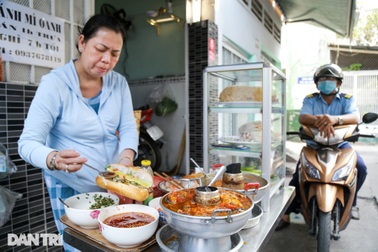 Người phụ nữ 25 năm tần tảo bán cá nục nuôi con ăn học