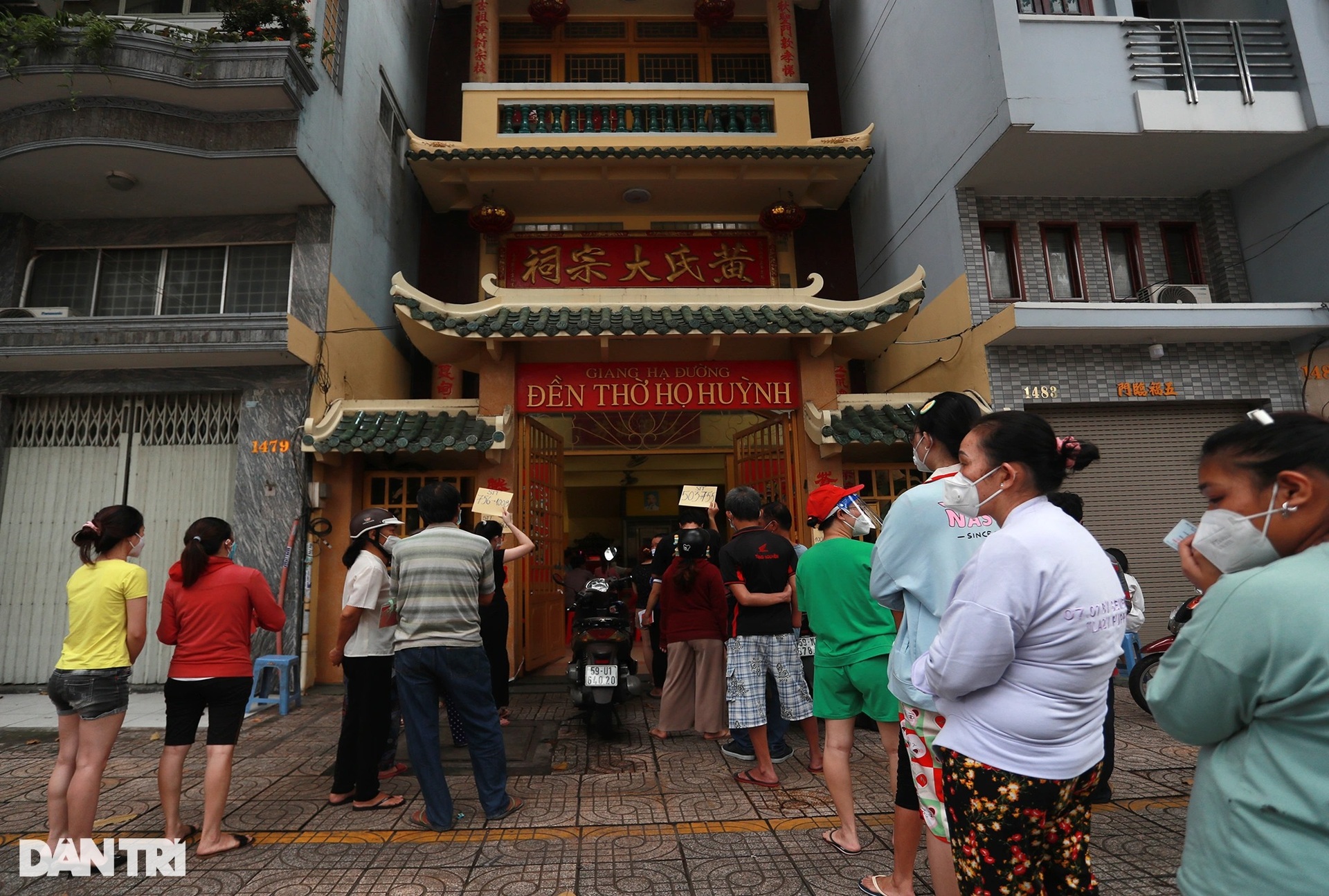 Người dân TPHCM xếp hàng dài nhận gói hỗ trợ Covid-19 đợt 3 - 2 Người dân TPHCM xếp hàng dài nhận gói hỗ trợ Covid-19 đợt 3 - 2