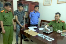 Đối tượng mang súng côn cùng 11 viên đạn đi bán ma túy