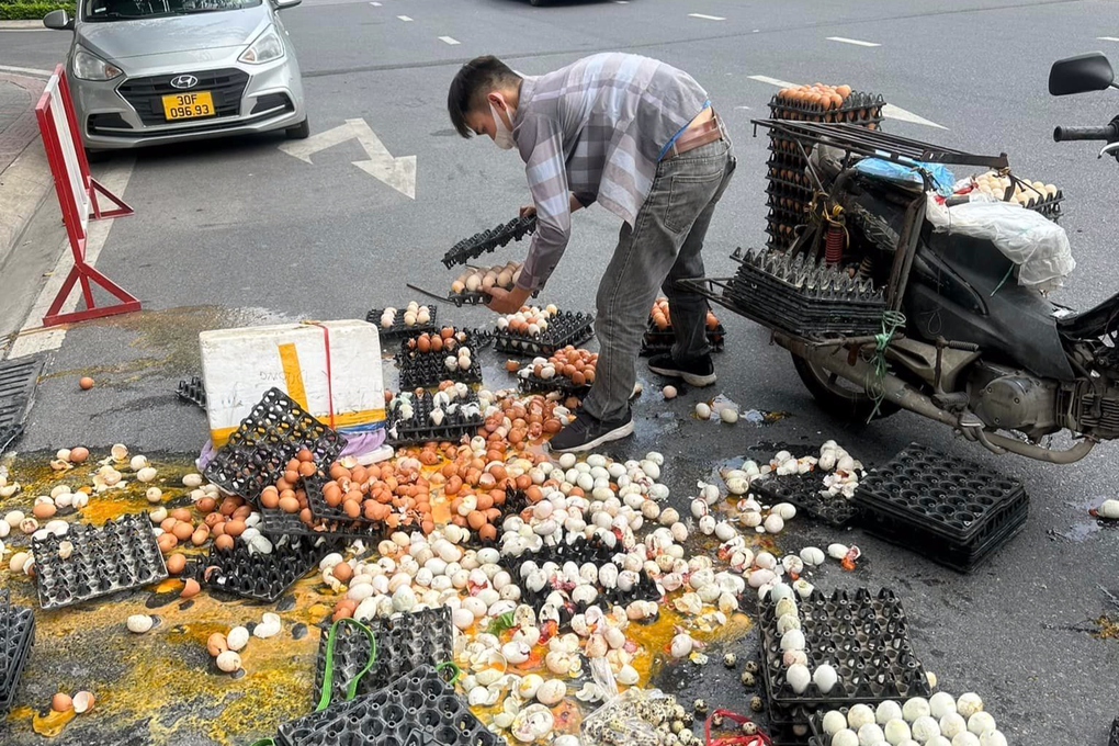 Điều bất ngờ sau bức ảnh xe chở trứng vỡ tan tành gây sốt mạng ở Hà Nội - 1 Điều bất ngờ sau bức ảnh xe chở trứng vỡ tan tành gây sốt mạng ở Hà Nội - 1
