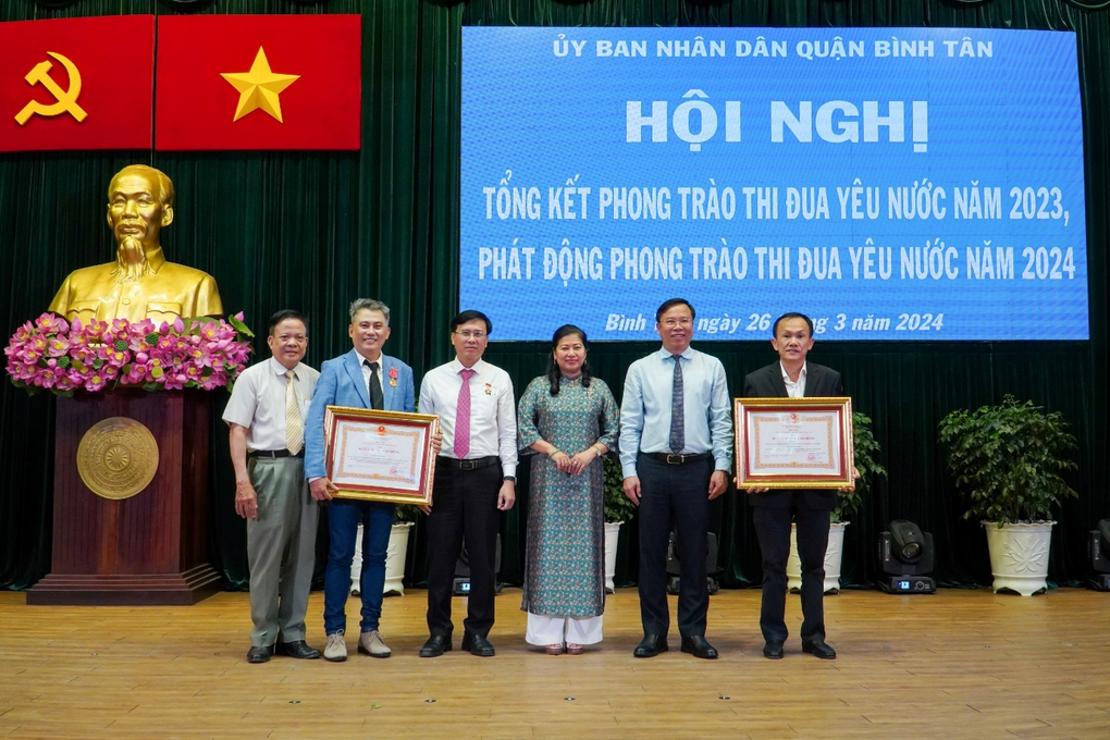 Công ty Qui Phúc đón nhận Huân chương Lao động hạng Ba - 1 Công ty Qui Phúc đón nhận Huân chương Lao động hạng Ba - 1