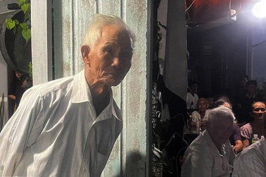 Vụ sạt lở làm 2 vợ chồng bị vùi lấp ở Đà Lạt: Cha già đón con về trong mưa