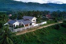 Ngôi nhà đẹp như resort con trai xây tặng bố mẹ giữa đồng quê ở Bình Định