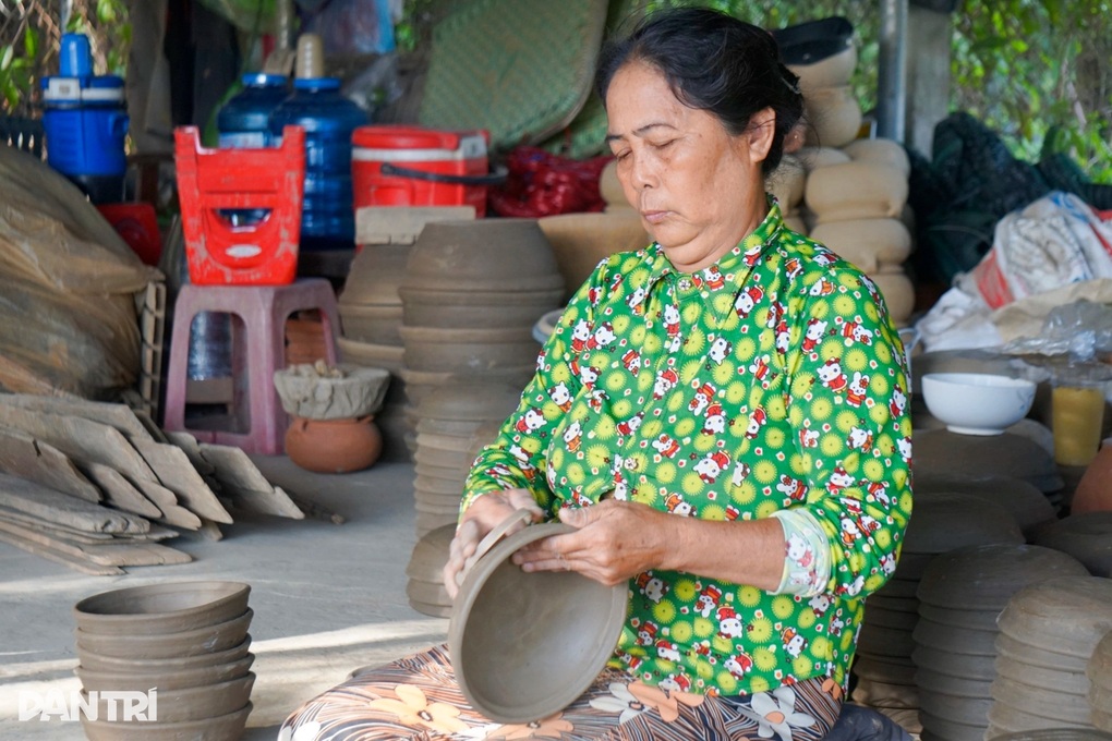Thợ gốm lay lắt sống giữa vùng đất “2 kinh đô” - 3 Thợ gốm lay lắt sống giữa vùng đất “2 kinh đô” - 3