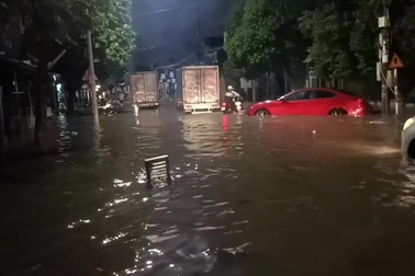 Cơn mưa kéo dài khiến nhiều nơi ở Bình Dương ngập nặng