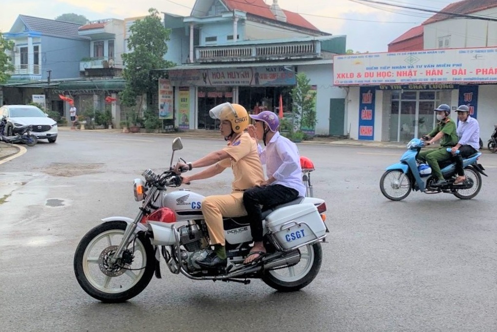 Thí sinh ngủ quên, cảnh sát dùng mô tô đặc chủng đến tận nhà đón - 2