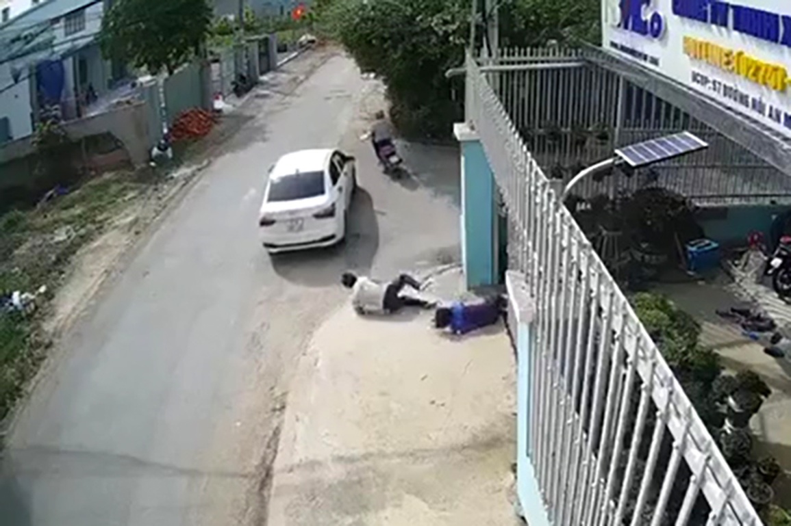 Mặc sơ mi, quần tây, đi ô tô để... trộm xe máy - 2 Mặc sơ mi, quần tây, đi ô tô để... trộm xe máy - 2
