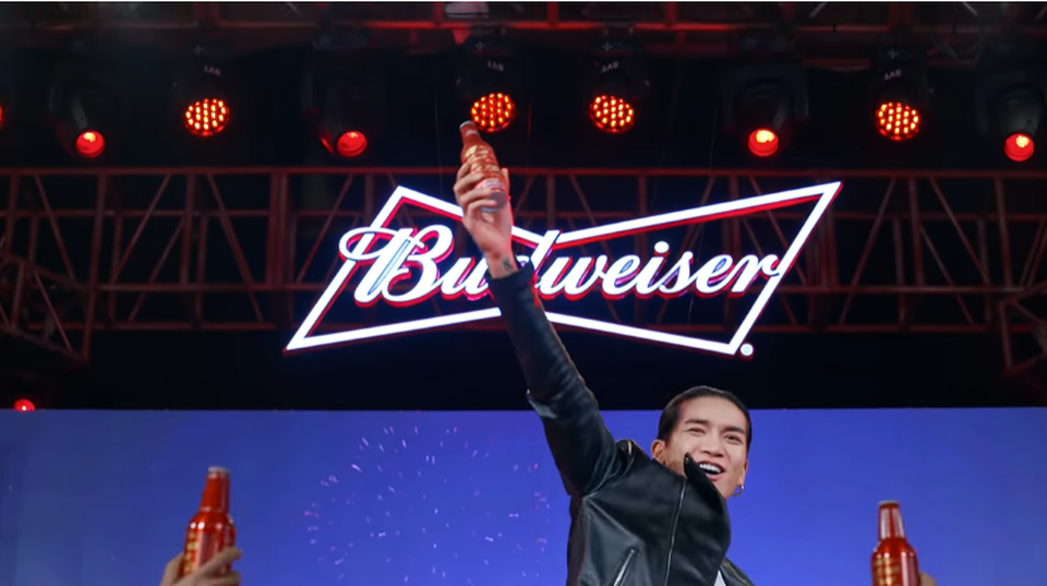 Budweiser cùng BB Trần tung show hài độc thoại, khuấy động không khí mùa Tết - 3 Budweiser cùng BB Trần tung show hài độc thoại, khuấy động không khí mùa Tết - 3