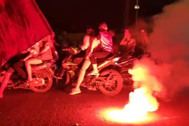 CĐV đốt pháo sáng ăn mừng chiến thắng của đội tuyển Việt Nam