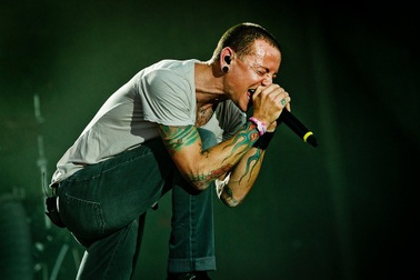 Sao và fan “rúng động” vì sự ra đi của Chester Bennington
