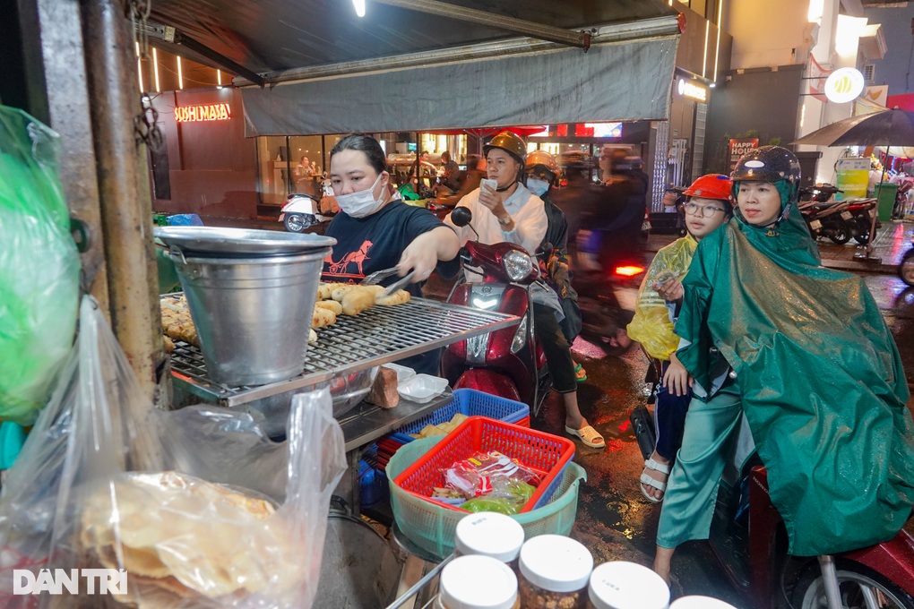 Grilled banana shop has a turnover of 20 million VND/day, Western customers wait in the rain to buy - 5