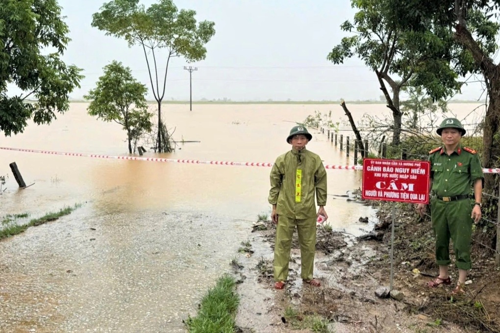Cán bộ vượt lũ mang quà Tết Độc lập 100.000 đồng tới vùng bị cô lập - 1 Cán bộ vượt lũ mang quà Tết Độc lập 100.000 đồng tới vùng bị cô lập - 1