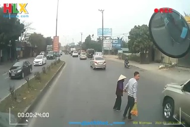 Thấy bà cụ dừng bên đường, tài xế xe tải đã có hành động "ấm lòng"