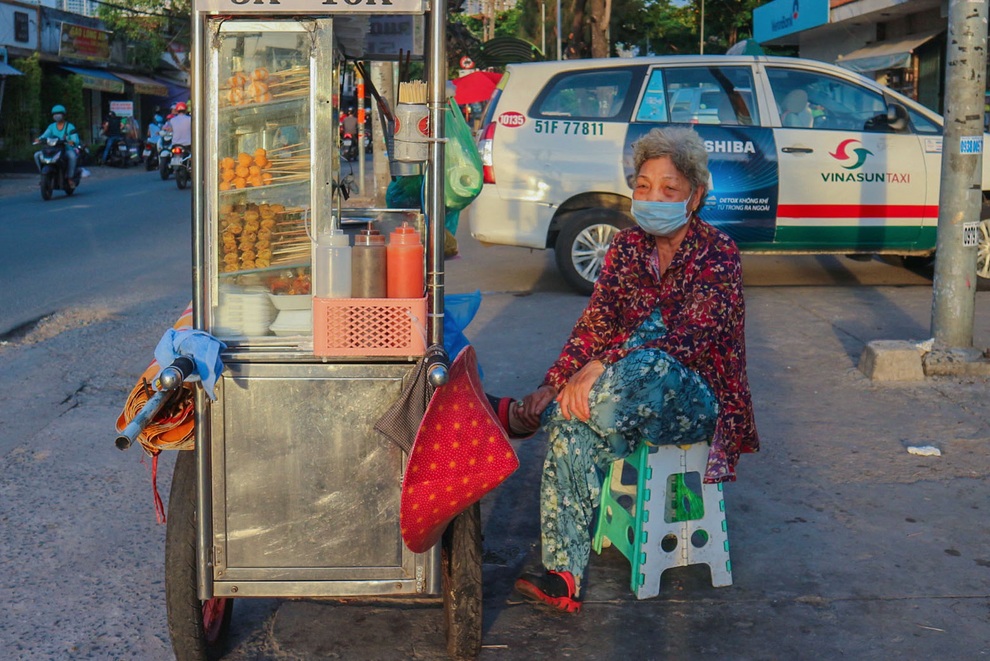 Covid-19 bùng phát, quầy hàng ế ẩm và nỗi buồn của cụ già 74 tuổi - 1 Covid-19 bùng phát, quầy hàng ế ẩm và nỗi buồn của cụ già 74 tuổi - 1